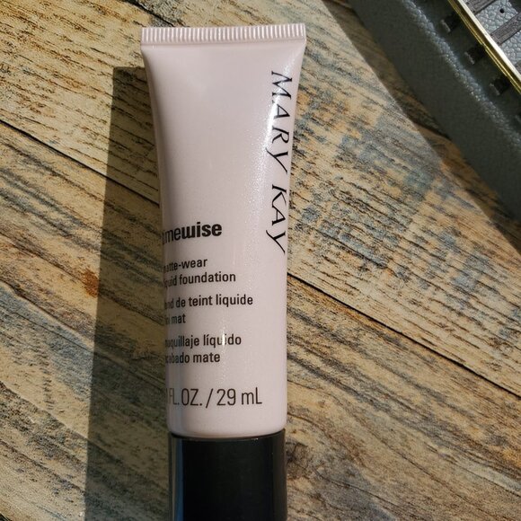 Ivory 3 Matte-Wear Liquid Foundation - Combo to Oily - Discontinued - Picture 5 of 6